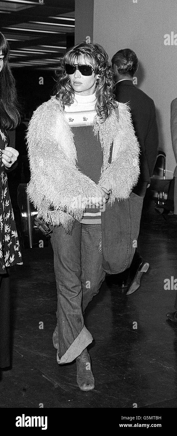 La signorina Julie Christie, la palcoscenico e attrice dello schermo, sta per lasciare l'aeroporto di Heathrow per Washington. Indossando occhiali scuri, il suo abito da viaggio non convenzionale include un cappotto shaggy, una grande borsa a corda e jeans girati. Foto Stock