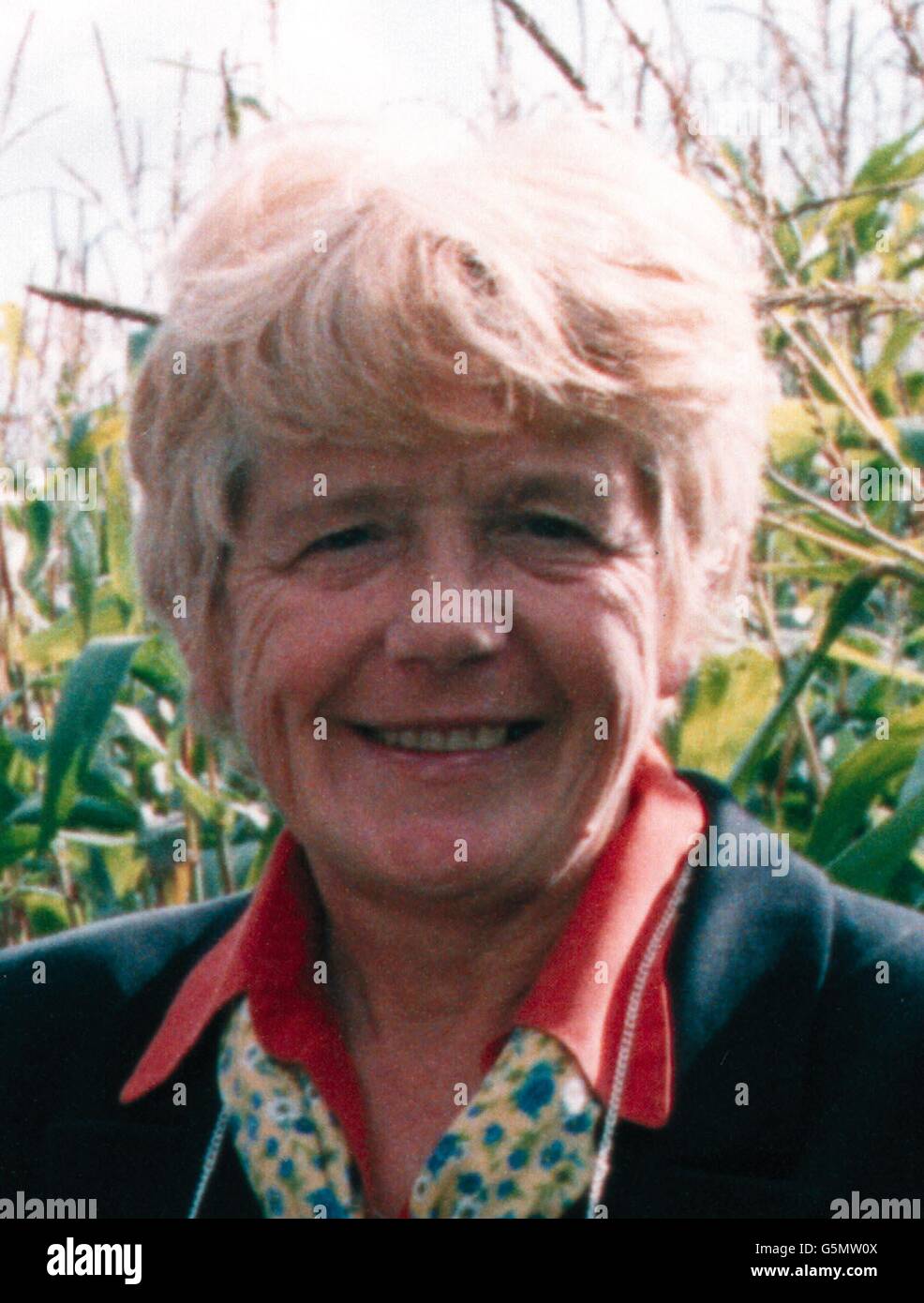 Carole Ann Ferguson che è stata uccisa in Canada quando la sua motoslitta è stata colpita da un'auto e lei è stata gettata nel percorso di un camion di tronchi. Ferguson, 56 anni, da Thurston, vicino a Bury St Edmunds, Suffolk, era in viaggio d'affari con colleghi di lavoro quando l'incidente è accaduto. * il 22/1/02. Era tra un gruppo di collaboratori e clienti della divisione Crop Protection di Bayer a Bury St Edmunds, che aveva viaggiato tutti lì per una settimana per lavoro. Foto Stock Carole Ann Ferguson che è stata uccisa in Canada quando la sua motoslitta è stata colpita da un'auto e lei è stata gettata nel percorso di un camion di tronchi. Ferguson, 56 anni, da Thurston, vicino a Bury St Edmunds, Suffolk, era in viaggio d'affari con colleghi di lavoro quando l'incidente è accaduto. * il 22/1/02. Era tra un gruppo di collaboratori e clienti della divisione Crop Protection di Bayer a Bury St Edmunds, che aveva viaggiato tutti lì per una settimana per lavoro. Foto Stock