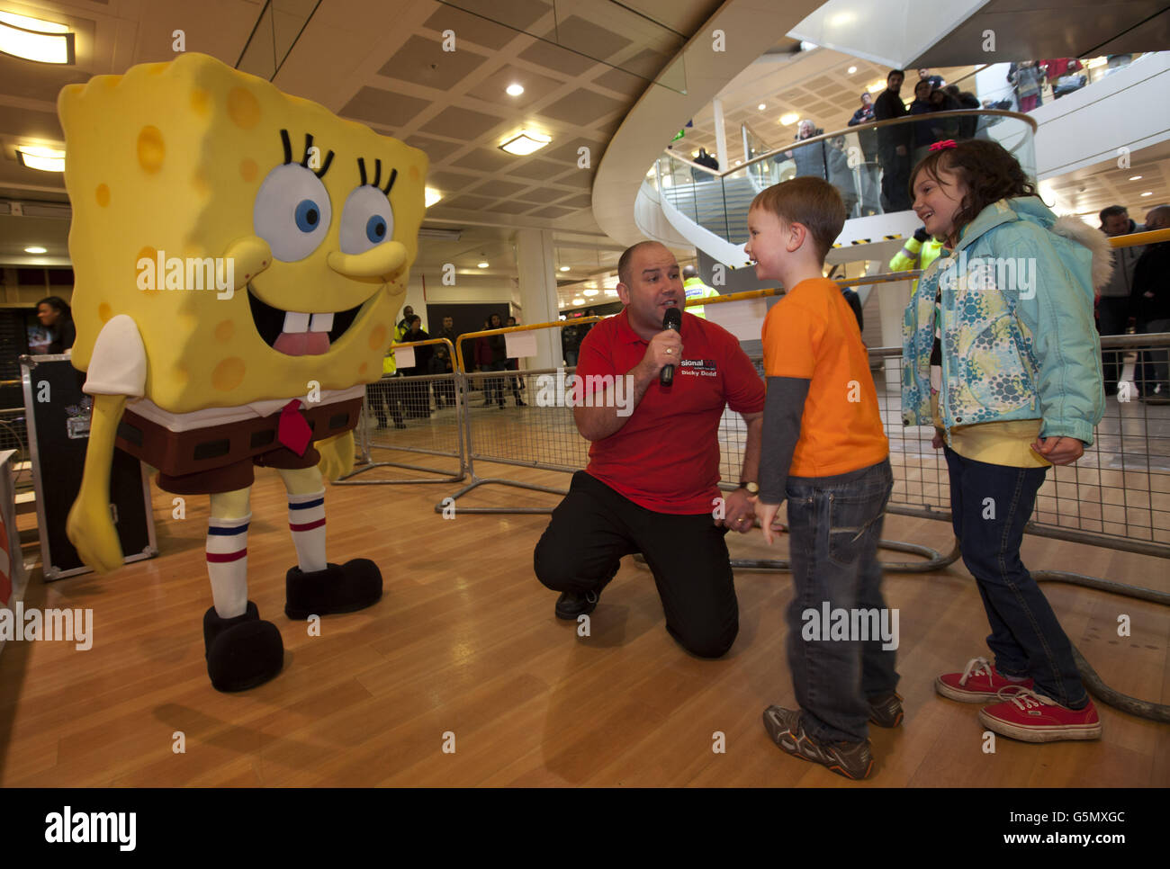 Nickelodeon SpongeBob SquarePants, che ha viaggiato da Bikini Bottom a Wolverhampton per incontrare i tifosi Liam, 6 e Tiegan, 7 e ha sparso le lodi e le delizie di Natale al Centro Mander a Wolverhampton. Foto Stock