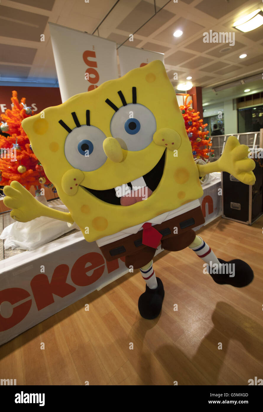 Nickelodeon SpongeBob SquarePants, che viaggiava da Bikini Bottom a Wolverhampton per incontrare i fan e diffondere il coraggio e le delizie natalizie al Mander Center di Wolverhampton. Foto Stock