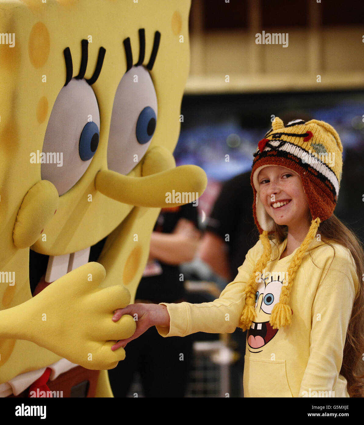 Nickelodeon SpongeBob SquarePants, che viaggiava da Bikini Bottom a Wolverhampton per incontrare il fan Sophie Evens di Wolverhampton, 10 e diffondere il coraggio e le delizie natalizie al Mander Center di Wolverhampton. Foto Stock