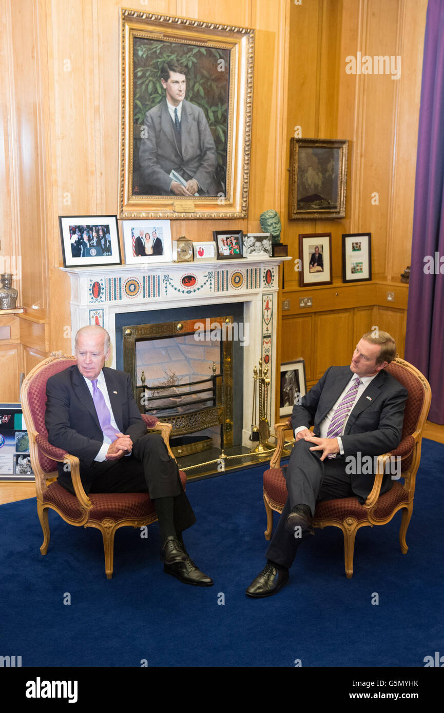 An Taoiseach Enda Kenny TD (destra) accoglie favorevolmente gli Stati Uniti Vicepresidente Joe Biden per gli edifici del governo di Dublino.L'Irlanda. Il Vicepresidente Biden è su sei giorni di visita in Irlanda. Foto Stock