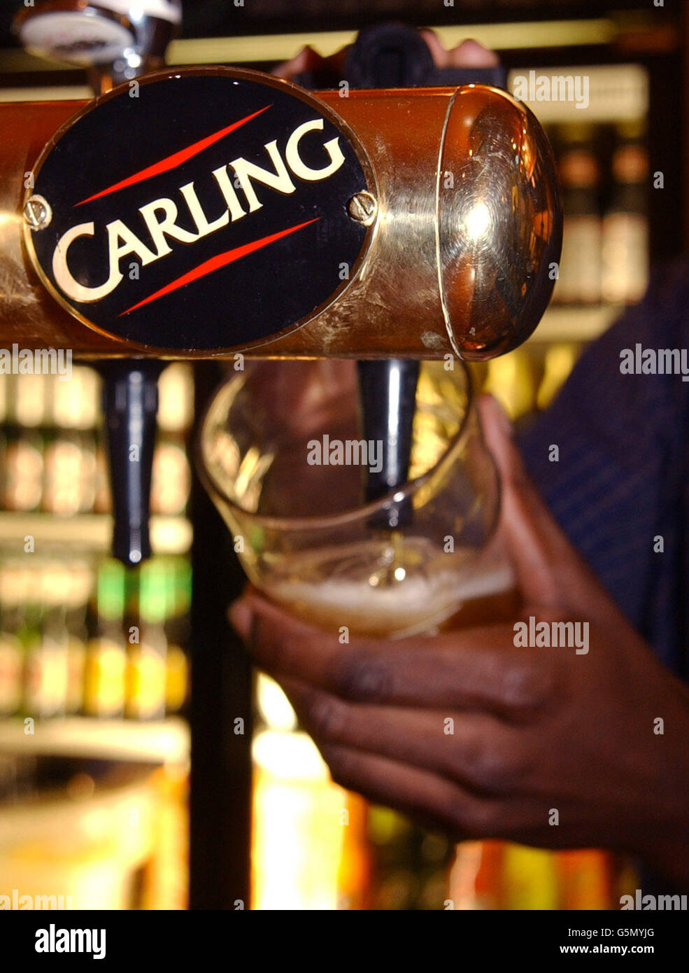 Il colosso belga Interbrew ha venduto i produttori di birra Carling al gruppo americano Adolph Coors in un accordo di 1.2 miliardi di euro. Interbrew - proprietaria di Stella Artois - ha acquisito Carling lo scorso anno, quando ha accettato di acquistare gli interessi di produzione del gruppo britannico Bass, ora denominato Six Continents. Coors, la più famosa per la sua lager eponimo, è stata fondata nel 1873 ed è una delle più grandi aziende produttrici di birra negli Stati Uniti. Visita Carling, CITTÀ della storia della Pennsylvania. Foto di Toby Melville. Foto Stock
