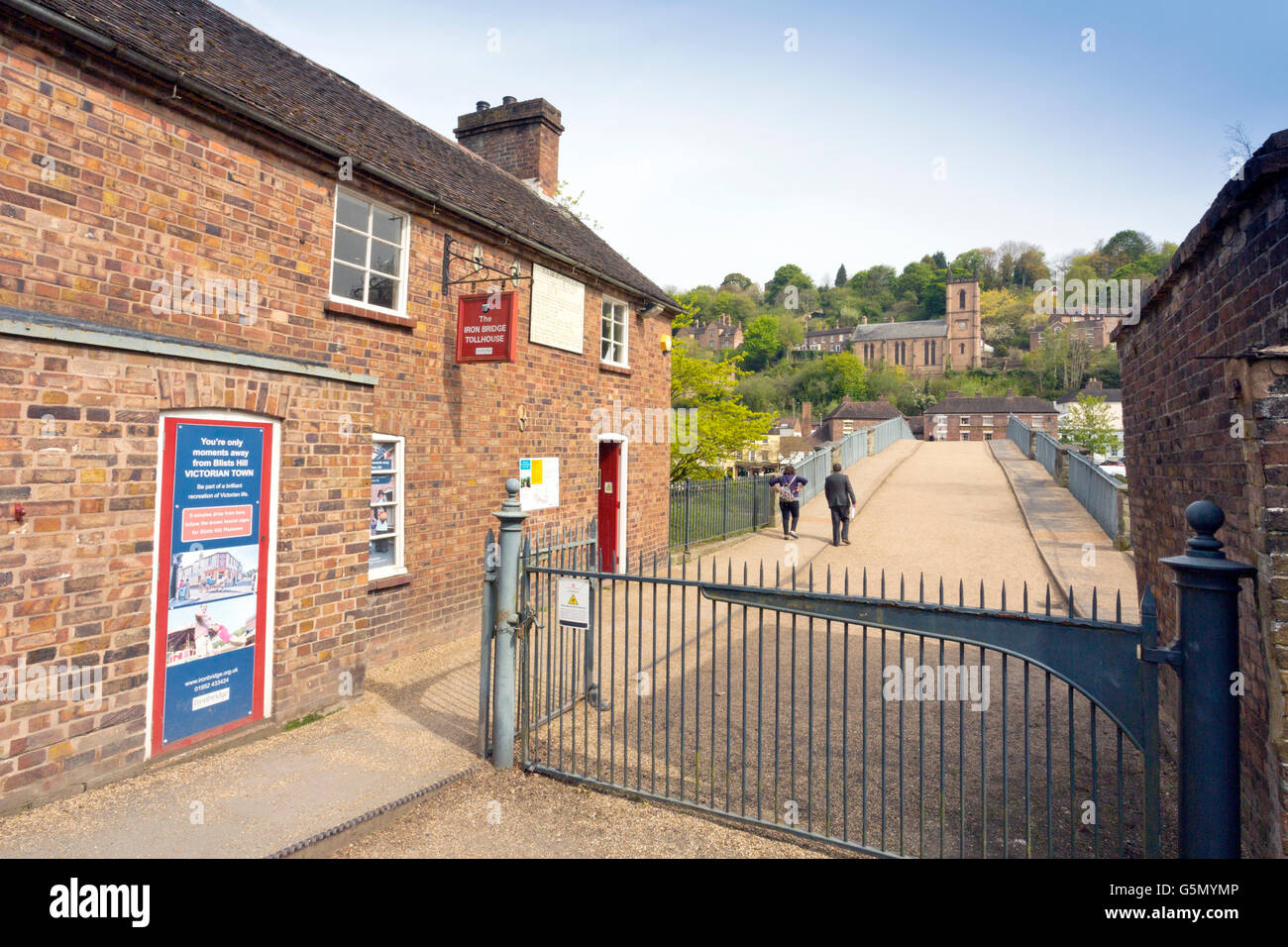 Il casello sull'approccio di Abraham Darby's 1779 storico ponte di Ironbridge, Shropshire, Inghilterra, Regno Unito Foto Stock