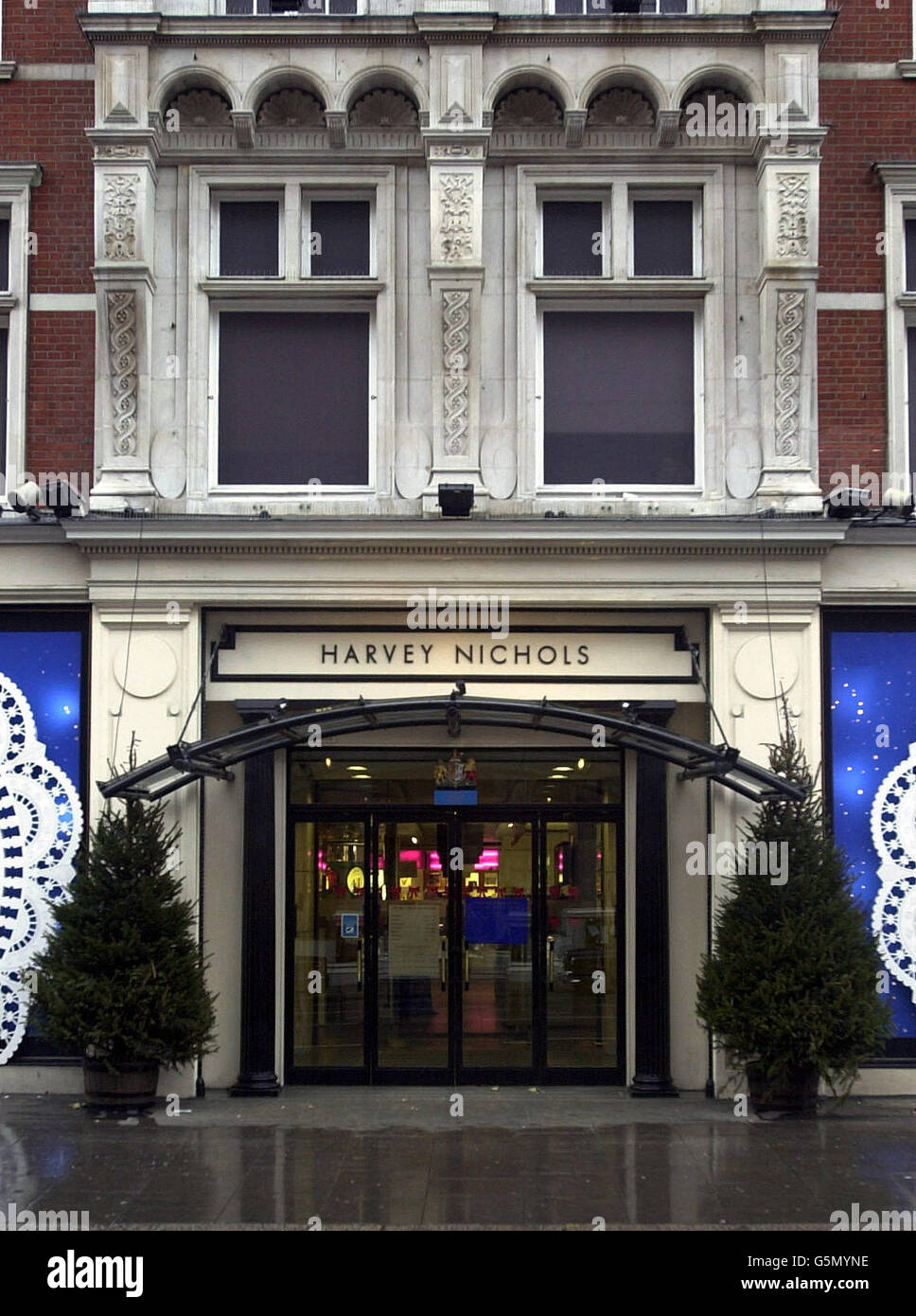 Vista generale del grande magazzino Harvey Nichols a Knightsbridge di Londra, martedì 25 dicembre 2001, dopo che i raiders sono entrati nel negozio nelle prime ore del mattino e hanno legato una guardia di sicurezza. L'età di 30 anni non è stato ferito nell'incidente che Scotland Yard ritiene sia stato effettuato da tre persone, probabilmente armate. Foto Stock