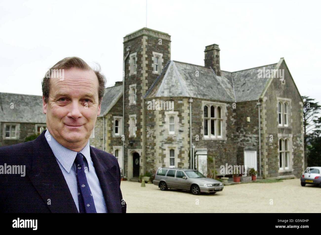 Il direttore Richard White della Polwhele House School di Truro, Cornovaglia, sta ripristinando un Austin Seven. I giovani di una scuola di Devon non possono fare a meno di lavorare a casa, contribuendo a ricostruire l'auto Austin Seven, di 72 anni, del loro direttore. * Richard White acquistò il veicolo classico per il 30 nel 1968, quando studiò storia all'Università di Cambridge. Fu quando il signor White stava pulendo la sua officina che la vettura, chiamata Costanza, venne alla luce. Era stato inutilizzato dal 1981 e ha deciso che il tempo per il restauro era giusto. Foto Stock