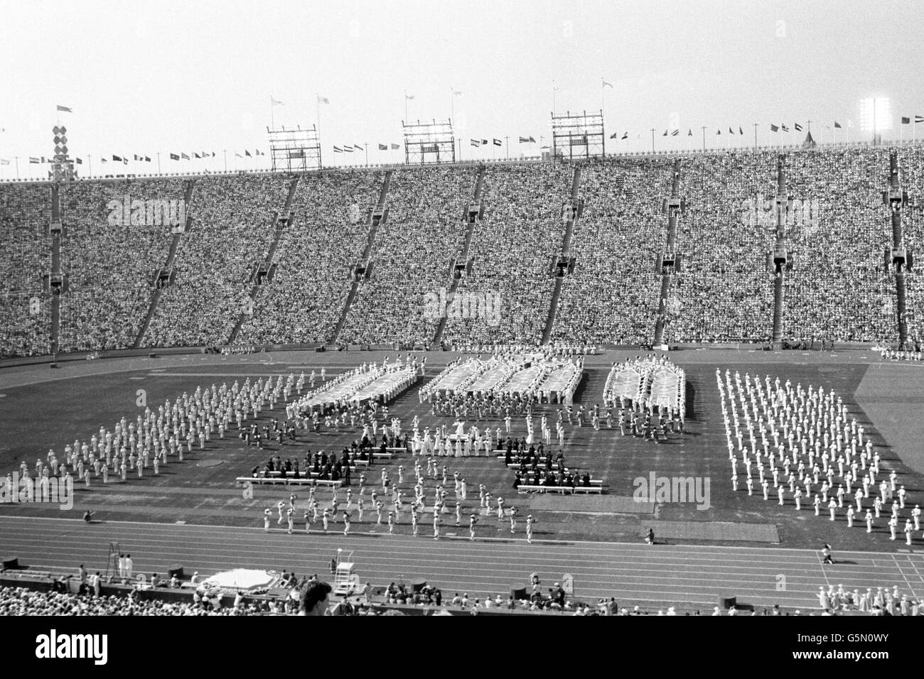 Los Angeles Olympic Games 1984 - cerimonia di apertura - Los Angeles Memorial Coliseum. Vista generale dalla cerimonia di apertura come Etta James canta "quando i Santi vanno a marciare dentro". Foto Stock