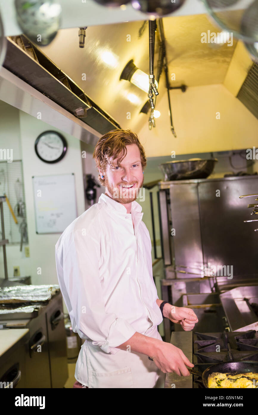 Caucasica la cucina dello chef del ristorante cucina Foto Stock
