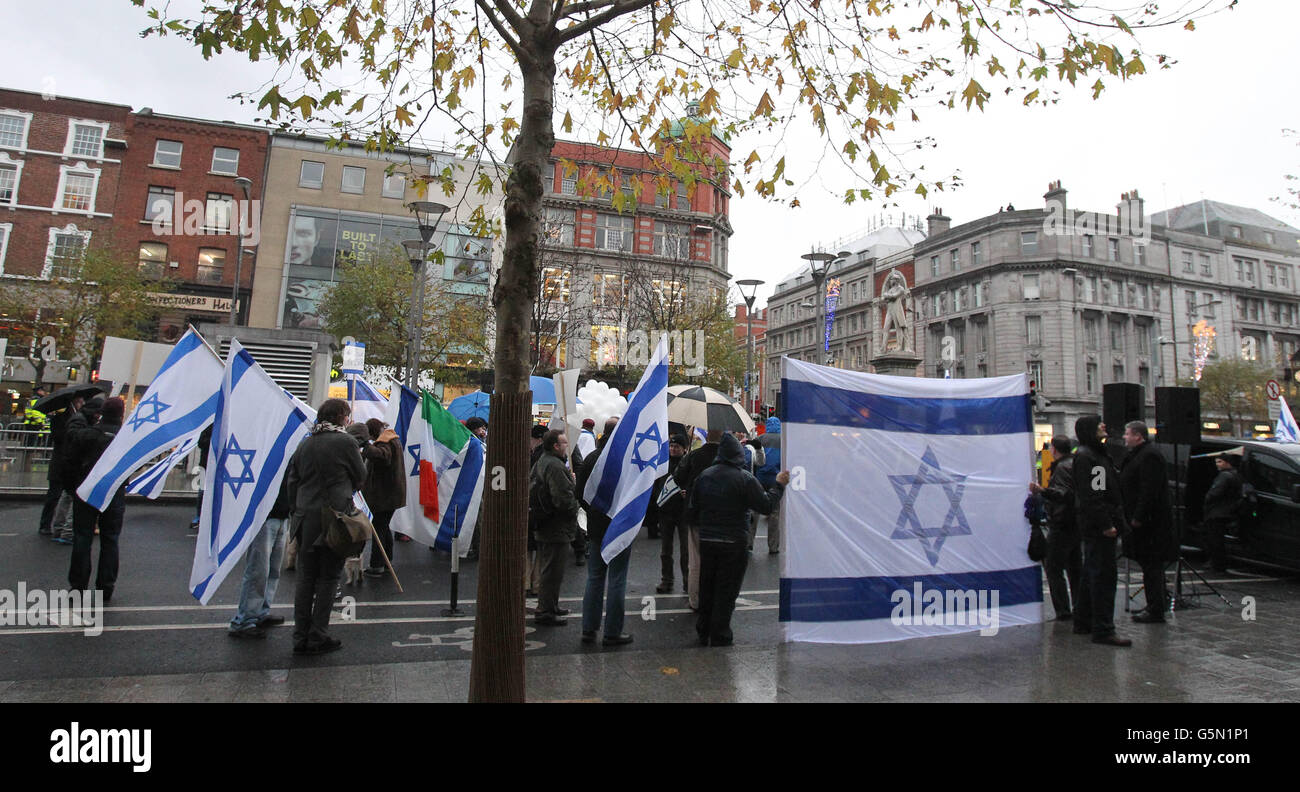 Manifestanti con bandiere israeliane come gruppi pro-Israele e pro-Palestina si riuniscono su o'Connell Street a Dublino, Irlanda. Foto Stock