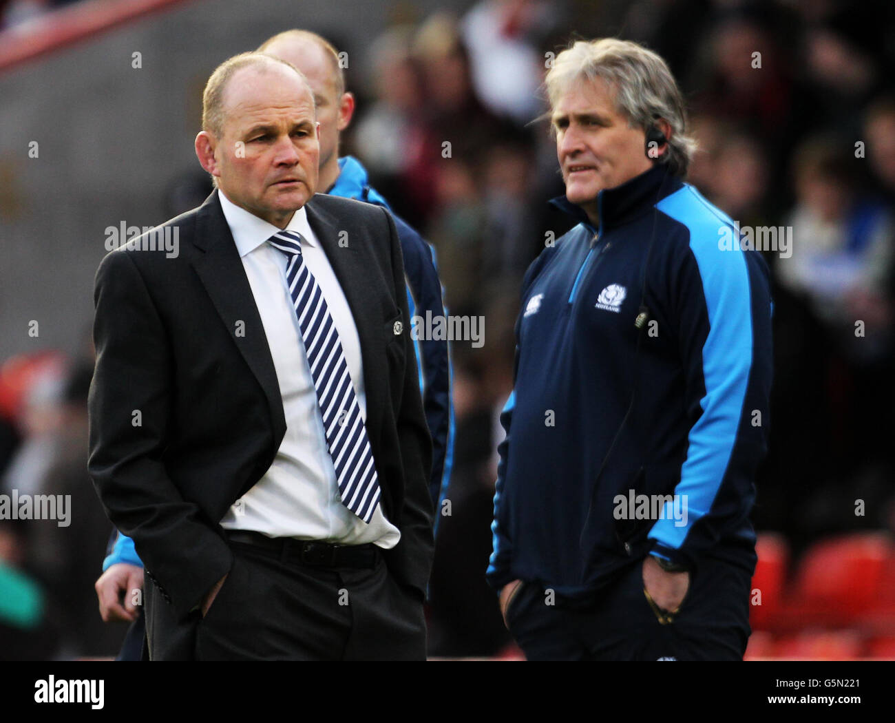 Foto inedita del 24/11/2012 del coach scozzese Andy Robinson e del suo assistente Scott Johnson prima della partita di test EMC allo stadio Pittodrie di Aberdeen. Foto Stock