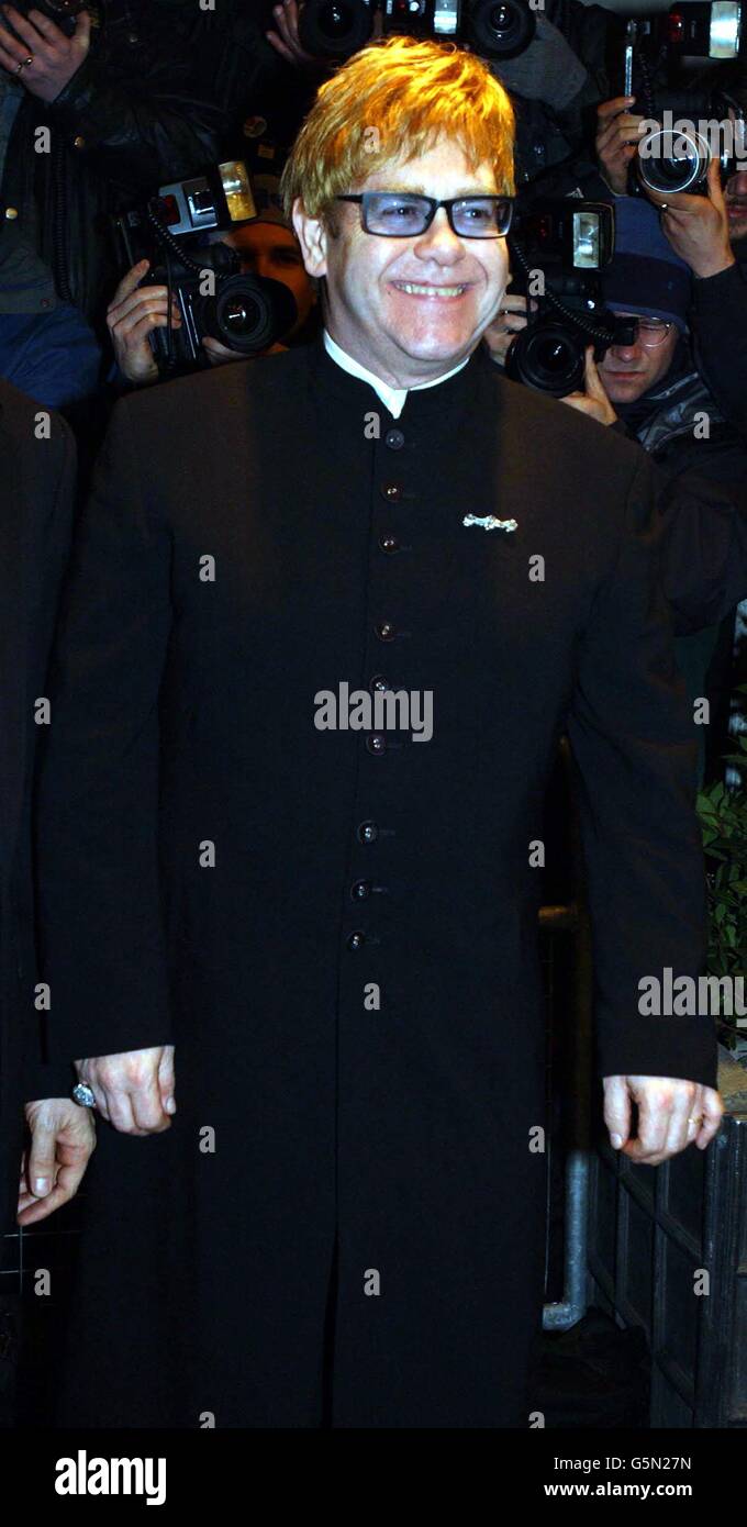 Sir Elton John arriverà al Dorchester Hotel di Londra, dove gli verrà assegnato il primo premio UKC Hero Award dalla Coalizione britannica delle persone che vivono con HIV e AIDS (UKC). * il premio riconosce il suo eccellente contributo alla continua lotta contro l'HIV e l'AIDS nel Regno Unito. 16/04/02: Sir Elton John ha rivelato che gli piace giocare una bizzarra serie di giochi immaginari in cui le persone che odia sono uccisa. Il cantante - il cui amico vicino Gianni Versace è stato gettato fuori dalla sua casa di Miami cinque anni fa - gioca il gioco di fantasia con gli amici. "Discutiamo di chi Foto Stock