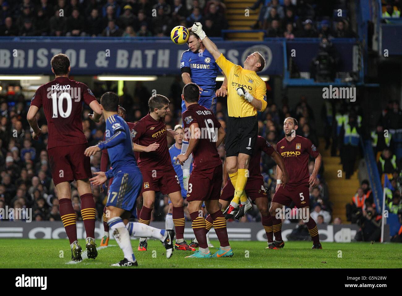 Calcio - Barclays Premier League - Chelsea / Manchester City - Stamford Bridge. Il portiere della città di Manchester Joe Hart punches chiaramente da un'area di penalità imballata Foto Stock