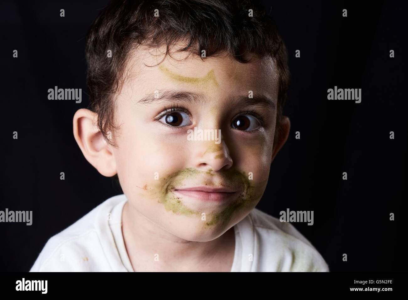 Close up di ispanico boy con faccia sporchi Foto Stock