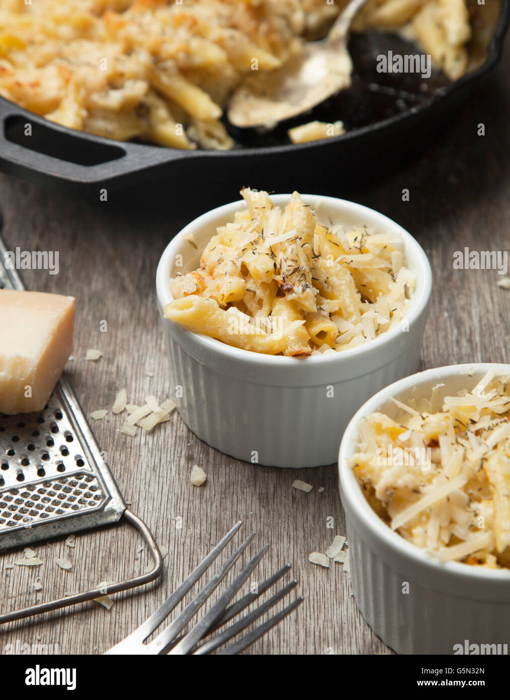 Close up di maccheroni e formaggio ramekins Foto Stock