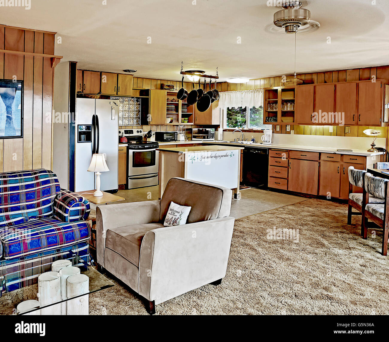 Poltrona e controsoffitti in aprire il soggiorno e la cucina Foto Stock