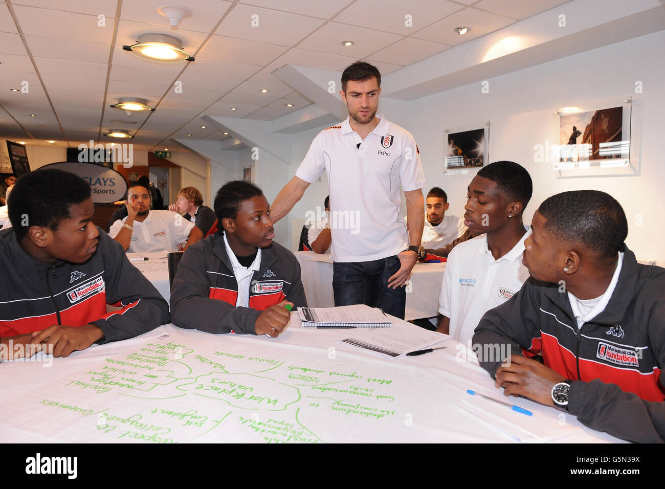 Calcio - Fulham Foundation Event - Craven Cottage. Aaron Hughes di Fulham fa la sua comparsa a un evento sportivo Barclays Foto Stock