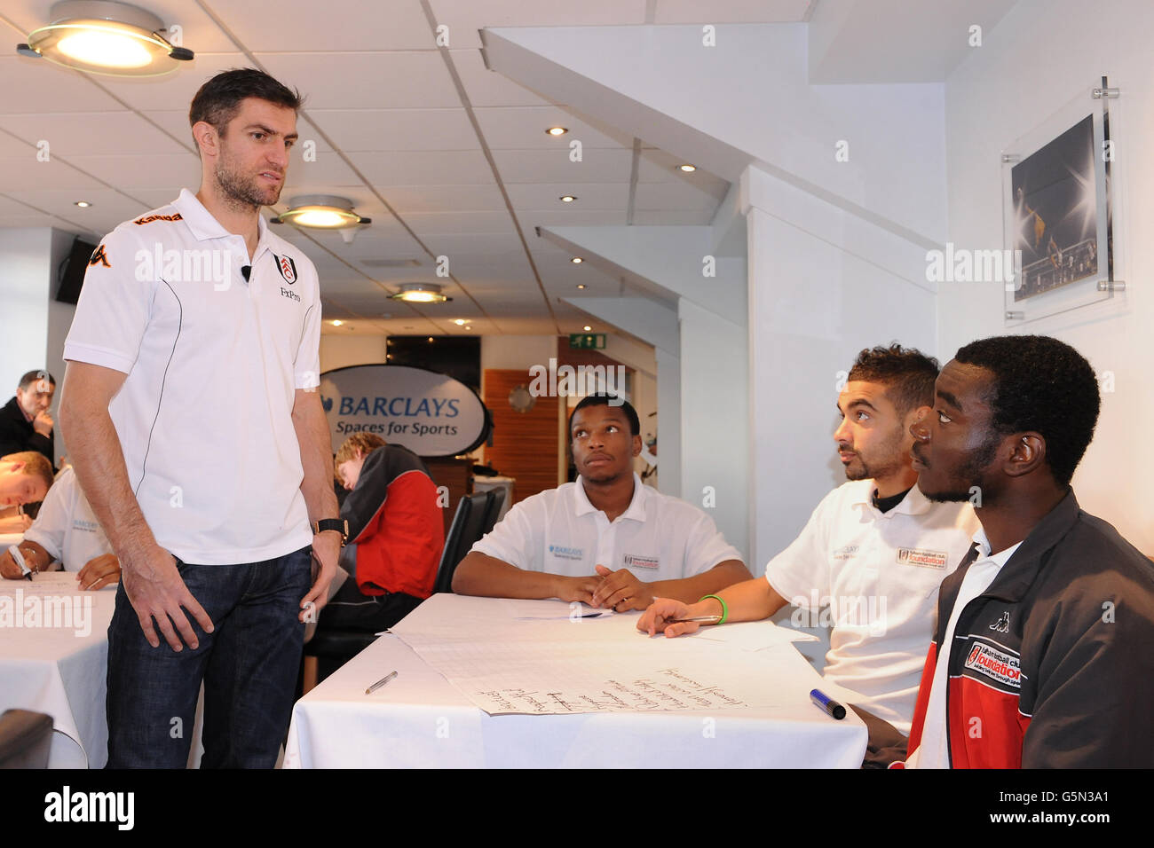 Calcio - Fulham Foundation Event - Craven Cottage. Aaron Hughes di Fulham fa la sua comparsa a un evento sportivo Barclays Foto Stock