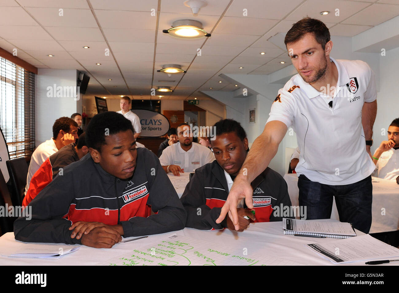 Calcio - Fulham Foundation Event - Craven Cottage. Aaron Hughes di Fulham fa la sua comparsa a un evento sportivo Barclays Foto Stock