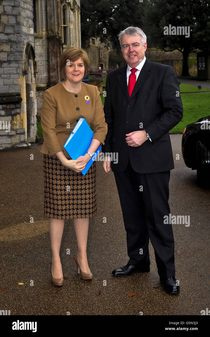 Il Rt Hon Carwyn Jones AM, primo ministro del Galles saluta Nicola Sturgeon MSP, vice primo ministro scozzese, quando arriva al Castello di Cardiff per il consiglio britannico-irlandese. Foto Stock