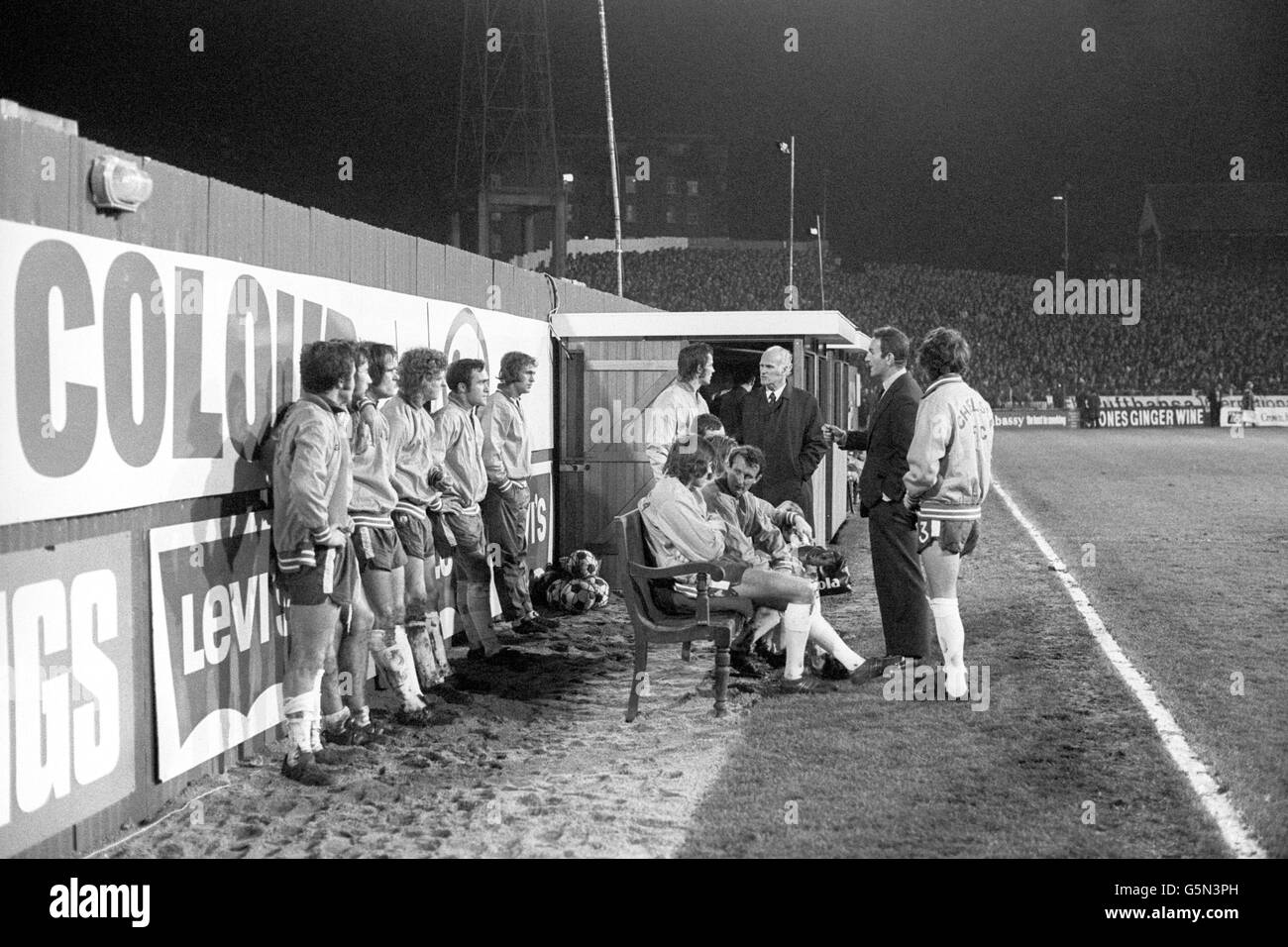 Il manager del Chelsea Dave Sexton dà ai suoi giocatori un discorso di mezza volta sui margini del campo, con il capitano del team Eddie McCreadie, estrema destra, che ascolta con attenzione. Nonostante i loro sforzi, Chelsea perse 2-0 a Norwich City nella prima tappa della semifinale della League Cup. Foto Stock