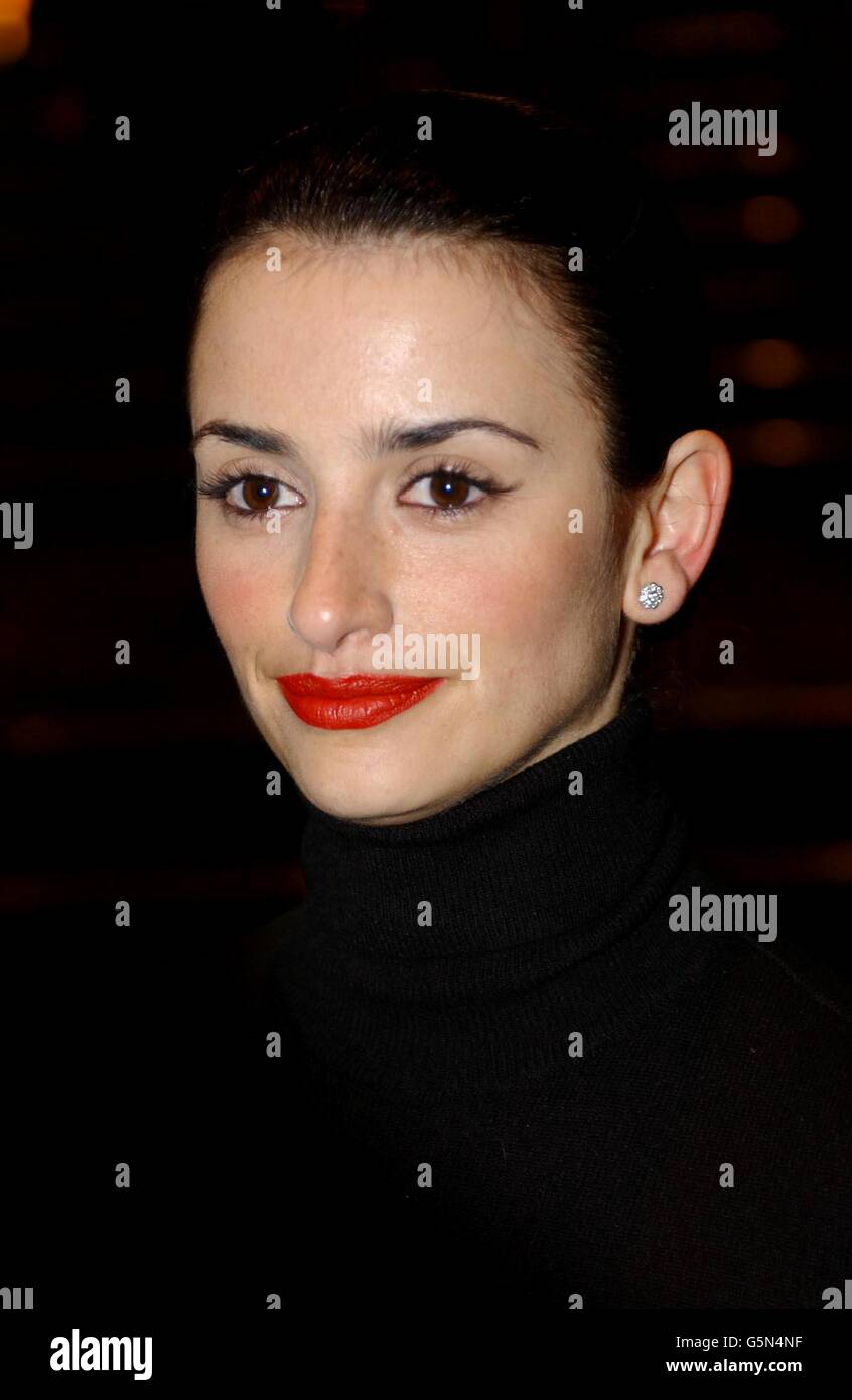 L'attrice Penelope Cruz arriva al cinema Empire, a Leicester Square di Londra, per la prima di gala europea del suo ultimo film, 'Vanilla Sky'. Vanilla vanillagal Foto Stock