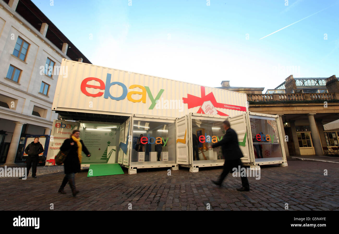 EBay Social Shopping, la prima esperienza di shopping interattiva e socialmente alimentata nel Covent Garden di Londra, prima di Natale, in vista di quello che è impostato per essere il weekend di shopping online più trafficato del Regno Unito. Foto Stock