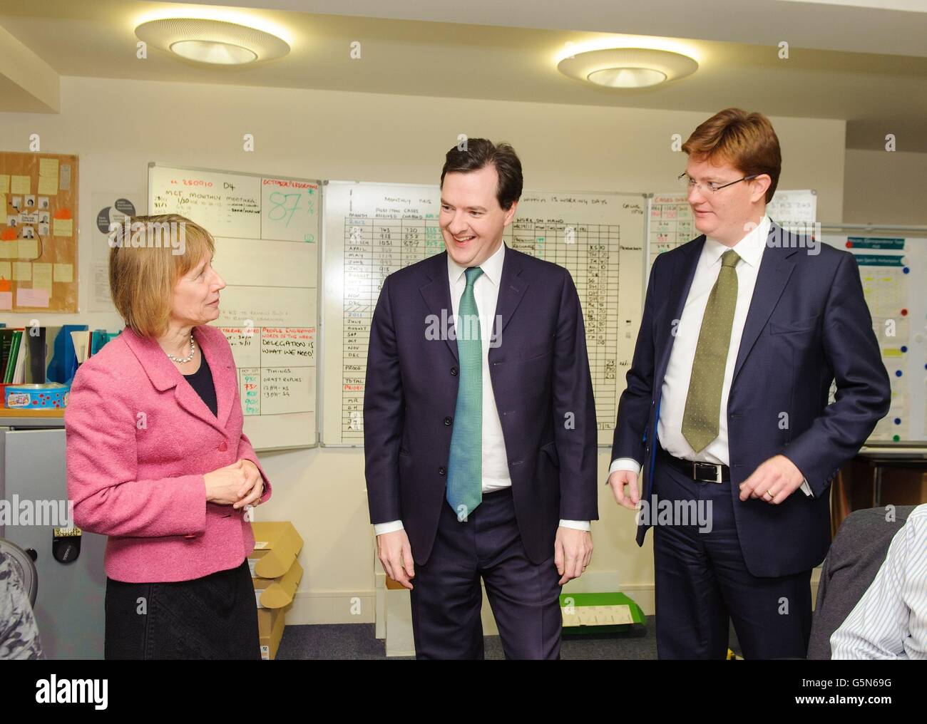 154 milioni di blitz su grandi aziende globali e individui ricchi che schivano i buoni fiscali per abbigliare miliardi di sterline per il Tesoro. Foto Stock