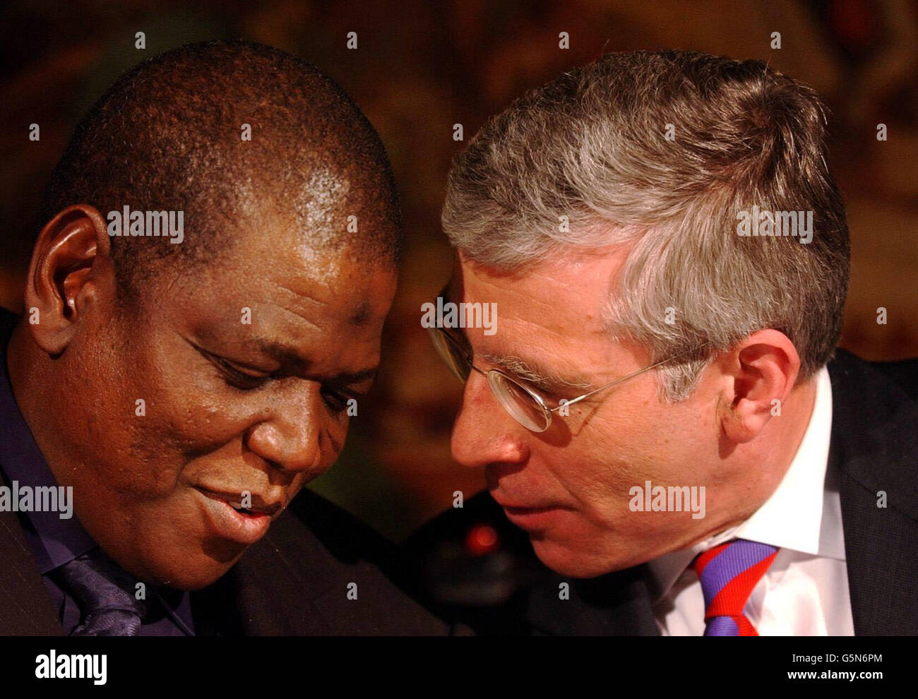 Il Segretario degli Esteri Jack Straw parla con Sule Lamido, ministro degli Affari Esteri della Nigeria, in una conferenza stampa con altri Ministri degli Esteri dei Paesi del Commonwealth, in occasione della diciottesima riunione del Gruppo d'azione ministeriale del Commonwealth. * Straw non è riuscito a ottenere il sostegno del Commonwealth per la sospensione dello Zimbabwe dall'organizzazione. Egli aveva esortato i colleghi del Gruppo d'azione ministeriale del Commonwealth a sostenere la sospensione in una crescente preoccupazione internazionale per la campagna di repressione del Presidente Robert Mugabe. Foto Stock