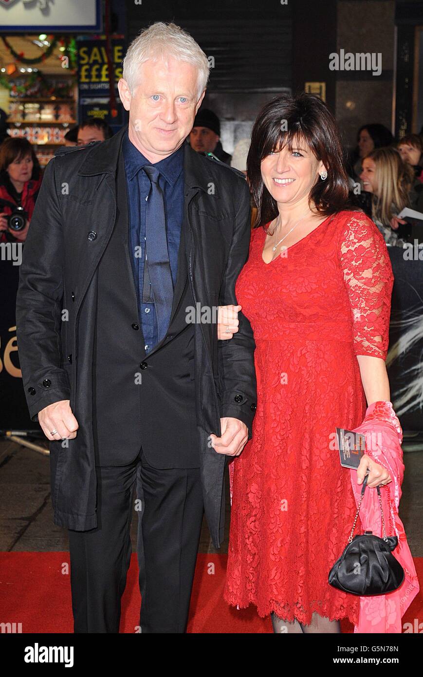 Richard Curtis ed Emma Freud arrivano alla prima di Les Miserables all'Empire Leicester Square, Londra, Regno Unito Foto Stock