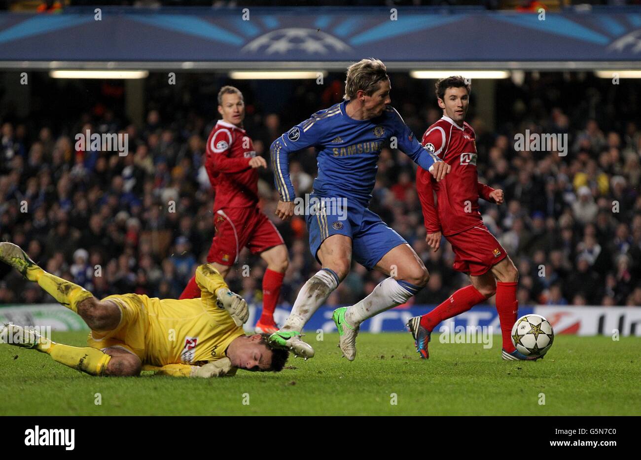 Fernando Torres del Chelsea va intorno al portiere del FC Nordsjaelland Jesper Hansen prima di segnare il secondo goal della sua squadra Foto Stock