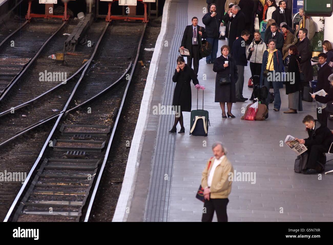 I passeggeri aspettano su un binario alla stazione Piccadilly di Manchester il primo giorno di sciopero 48 ore dei treni di arriva Northern. Migliaia di utenti ferroviari sono stati colpiti oggi dal caos dei nuovi viaggi nonostante lo sforzo della compagnia ferroviaria di gestire più servizi durante uno sciopero da parte dei suoi conduttori. * ci si aspettava che arriva eseguesse circa un terzo dei suoi consueti 1,600 servizi a causa della passeggiata di 48 ore da parte dei membri dell'Unione ferroviaria marittima e dei trasporti. Foto Stock