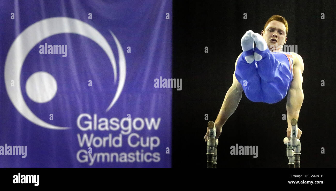 Daniel Purvis sui ma Parallel Bar durante la Glasgow World Cup all'Emirates Arena di Glasgow. Foto Stock