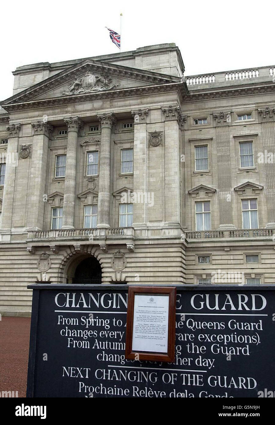 L'avviso ufficiale della morte della principessa Margaret fuori Buckingham Palace, Londra. La principessa morì pacificamente all'età di 71 anni nel sonno alle 6.30 nel King Edward VII Hospital di Londra. Foto Stock