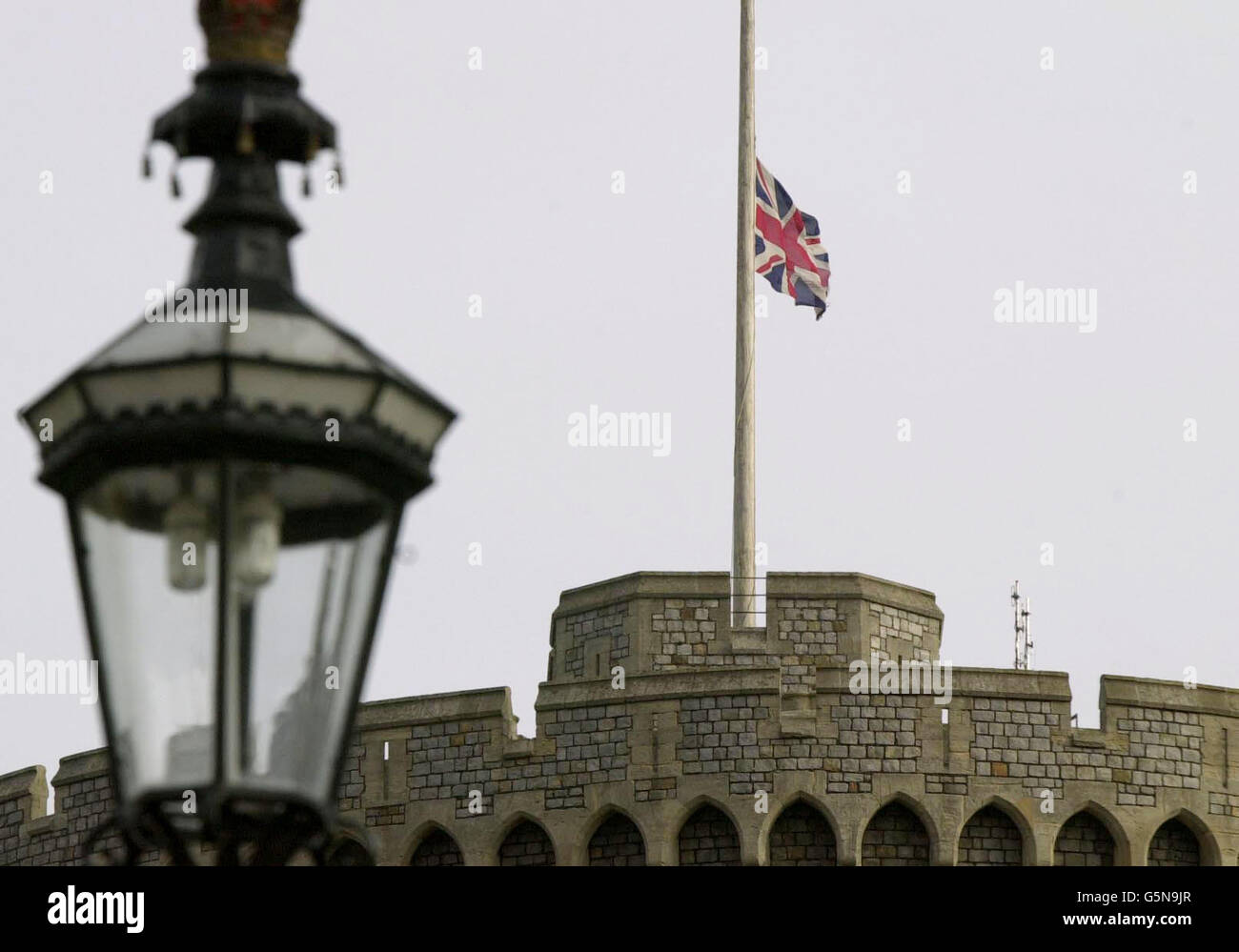 La bandiera dell'Unione vola a metà albero sul Castello di Windsor, dopo l'annuncio della morte della principessa Margaret. La principessa morì alle 6.30 di 71 anni nel King Edward VII Hospital di Londra. Foto Stock