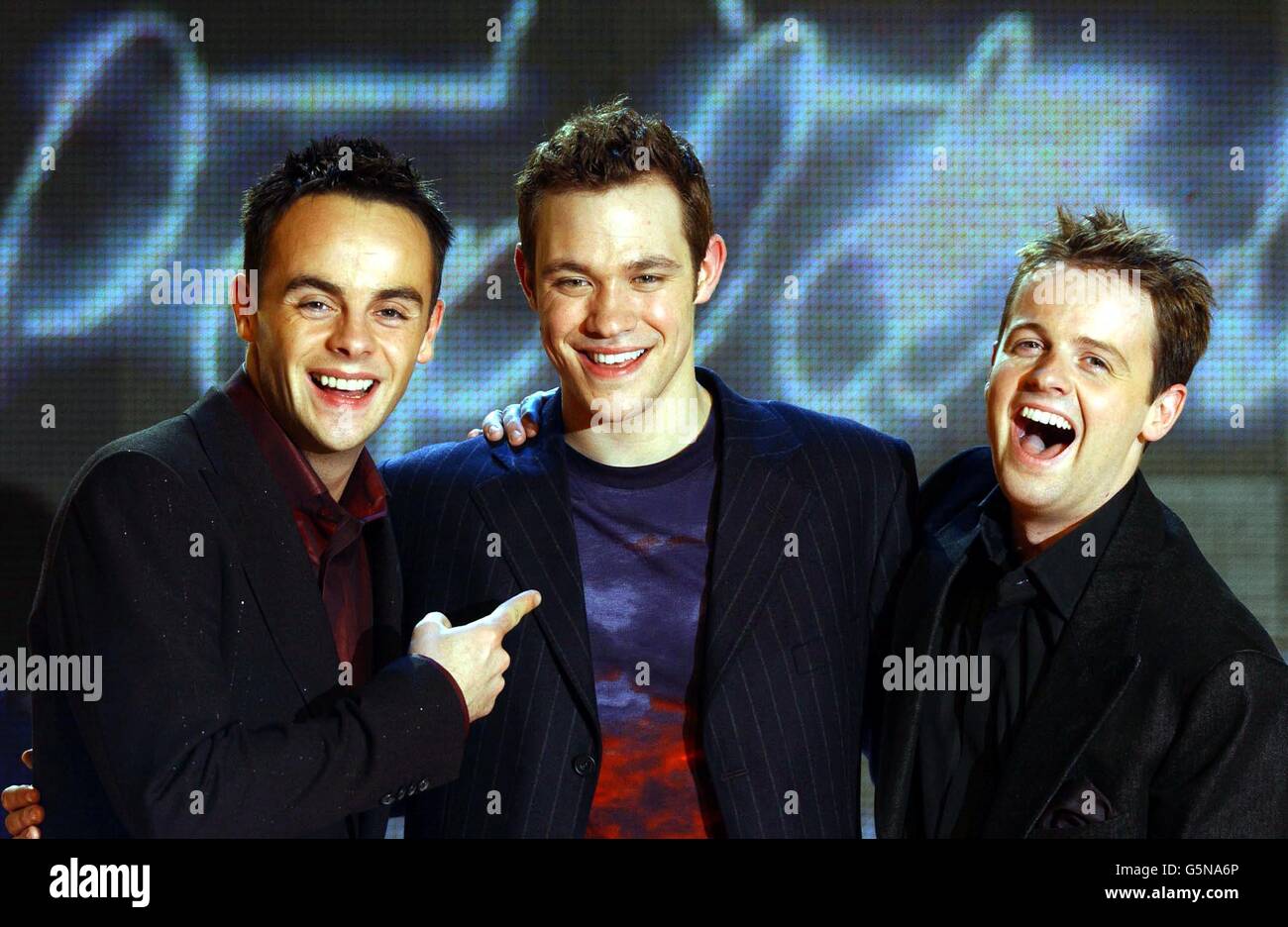 I presentatori di Pop Idol Anthony McPartlin (a sinistra) e Declan Donnelly (a destra) festeggiano con Will Young di Hungerford, Berkshire, presso i Fountain Studios di Londra, dopo essere stato eletto Pop Idol della Gran Bretagna. Foto Stock