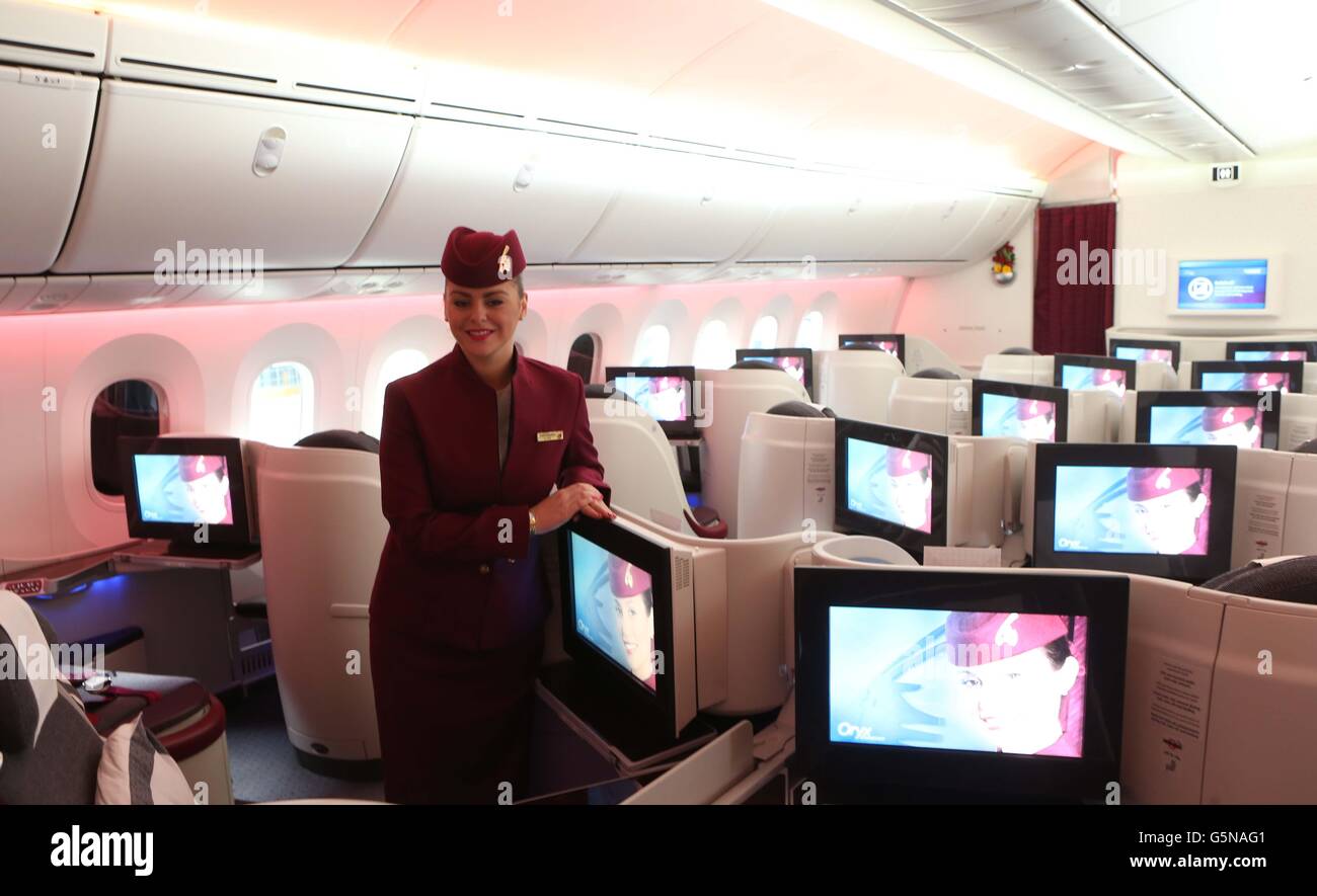 Una stewardess si trova nella Business Class del nuovo Dreamliner 787 di Qatar Airways dopo che è arrivato sul suo volo di debutto nell'aeroporto di Heathrow. Foto Stock