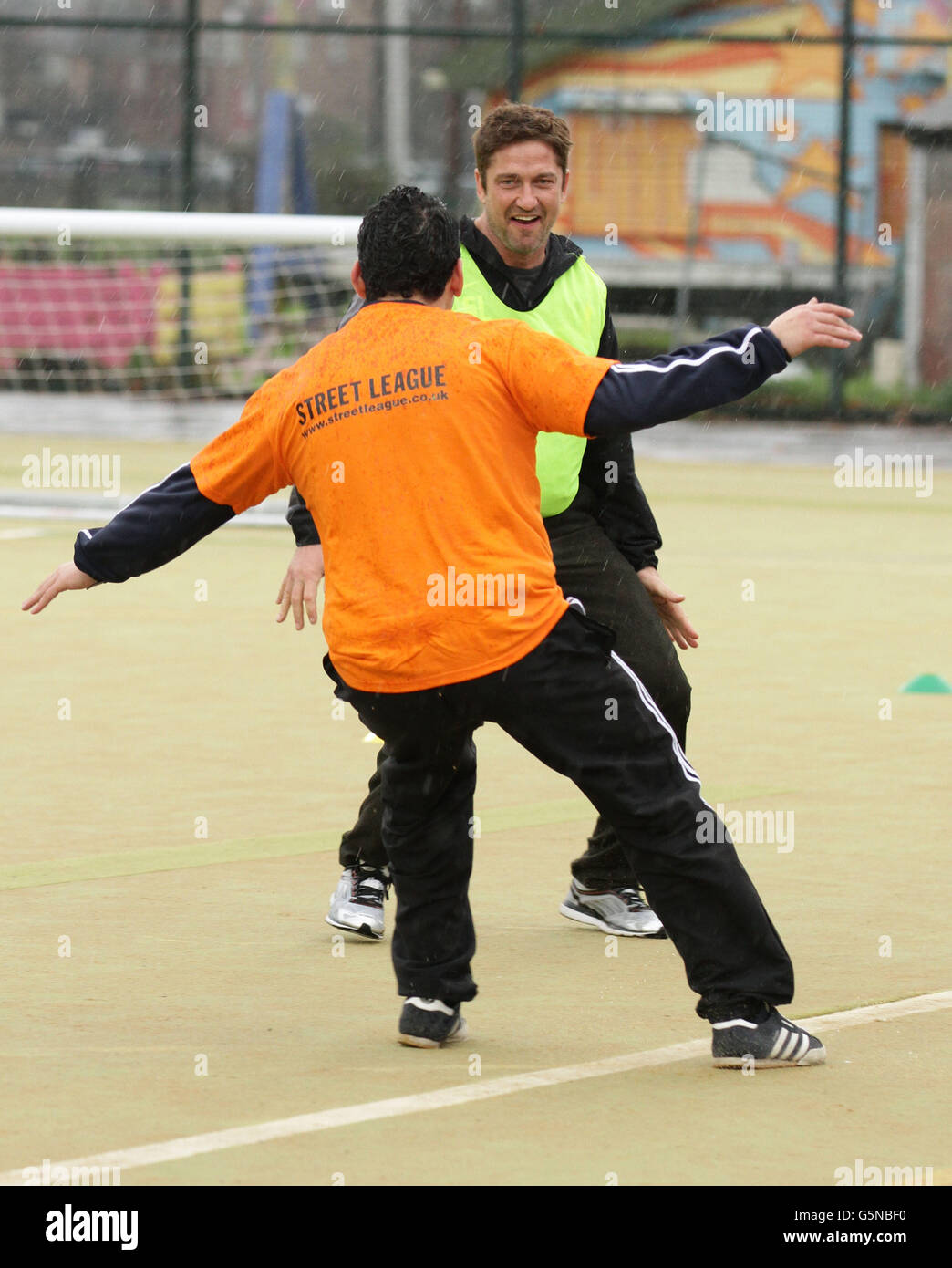 L'attore Gerard Butler partecipa a una sessione di allenamento calcistico di beneficenza della Street League mentre si trova nel Regno Unito per promuovere il suo nuovo film Playing for Keeers, a Kennington Park, a sud di Londra. Foto Stock