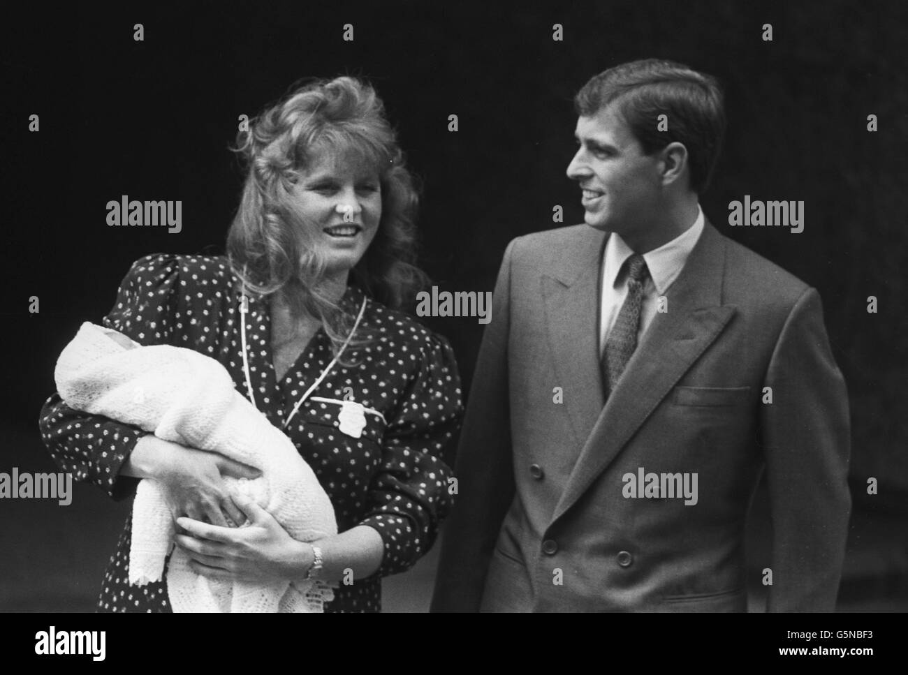 Il mondo ha il suo primo sguardo sulla principessa del bambino nelle braccia della Duchessa di York fuori del Portland Hospital di Londra. *scansione a bassa risoluzione - scansione ad alta risoluzione su richiesta Foto Stock