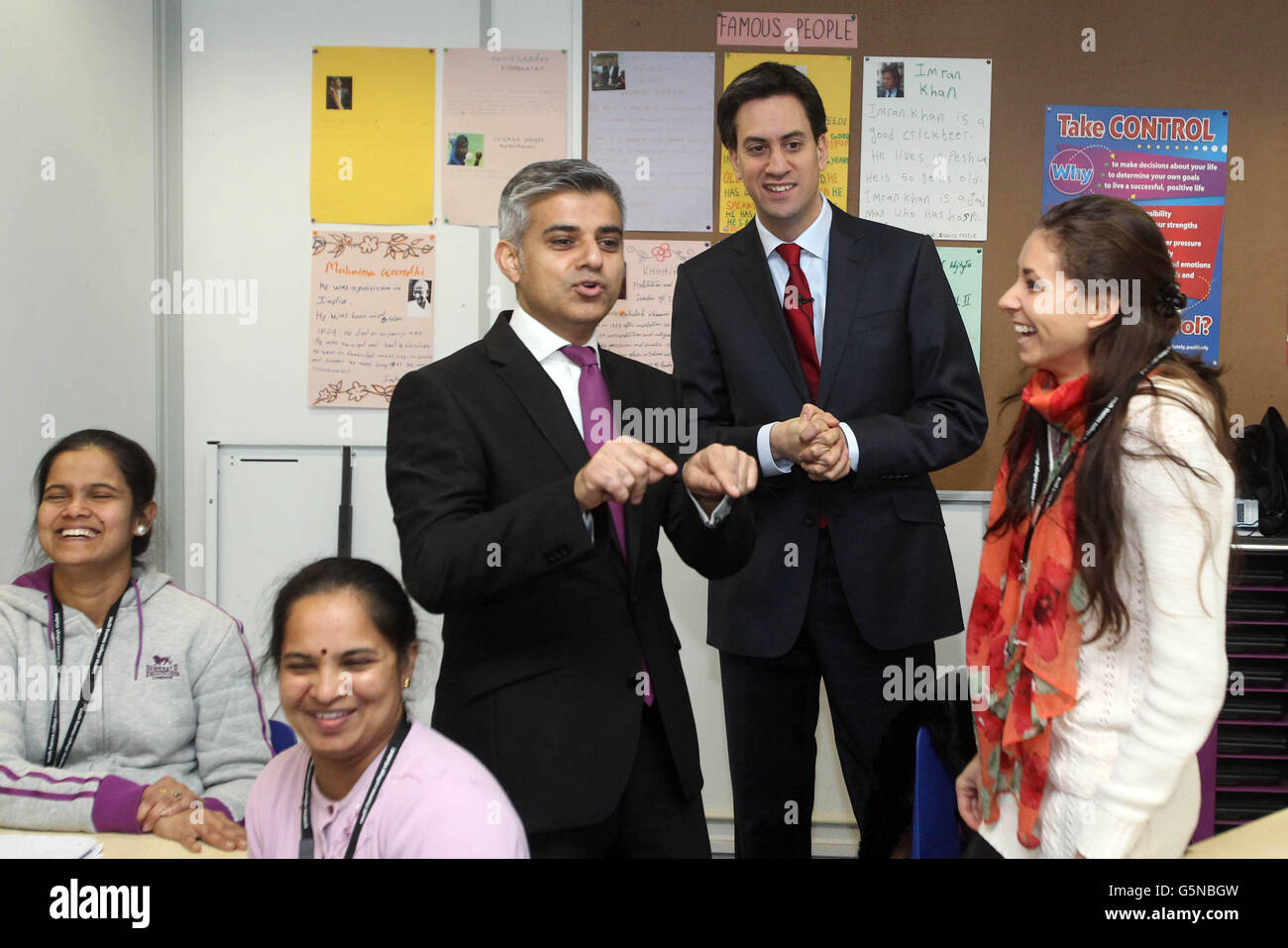 Il leader del lavoro ed Miliband incontra gli studenti che studiano l'inglese come seconda lingua al South Thames College di Tooting. Foto Stock