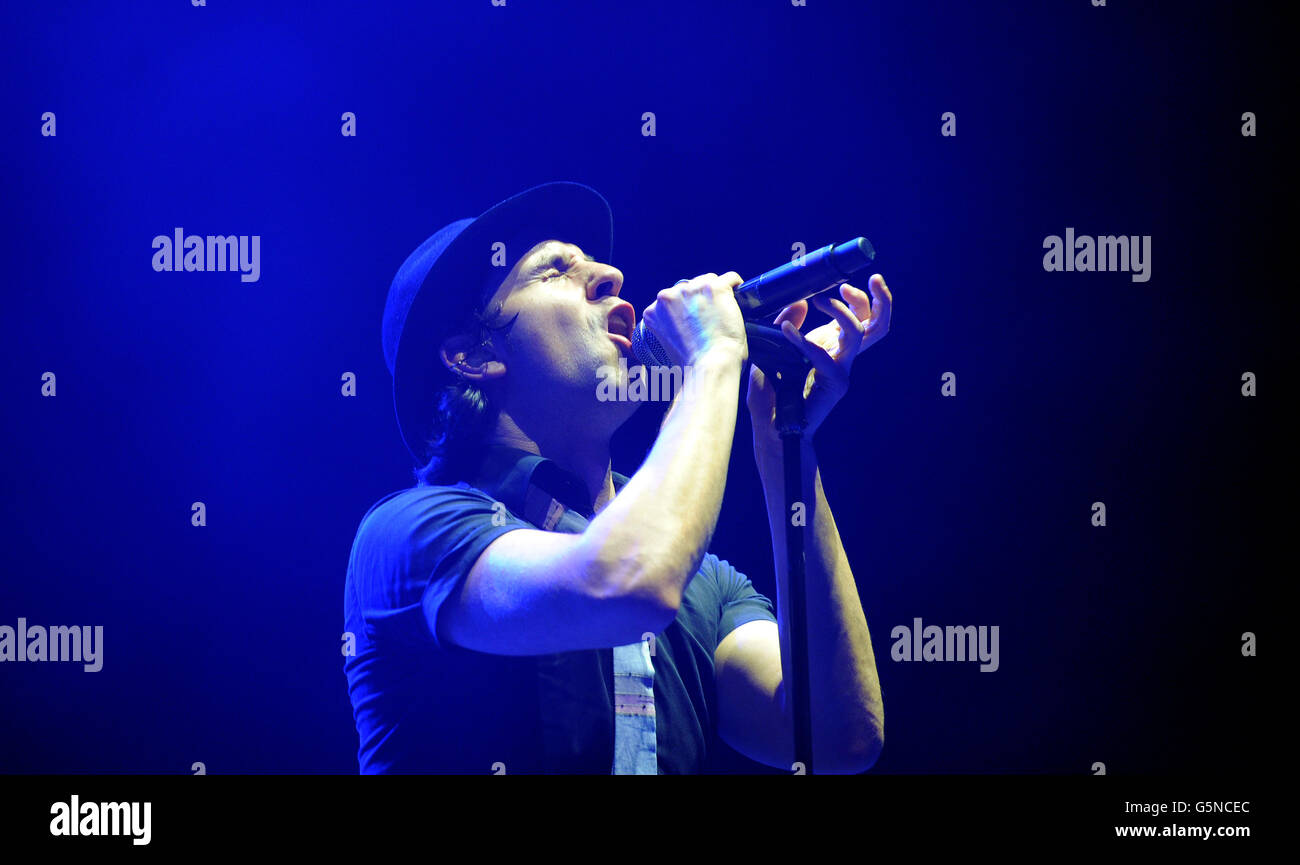 Paul Smith del Maximo Park si esibisce al Winter Wonderland di XFM all'O2 Apollo di Manchester. PREMERE ASSOCIAZIONE foto. Data immagine: Martedì 4 dicembre 2012. Il credito fotografico dovrebbe essere: Martin Rickett/PA Wire Foto Stock