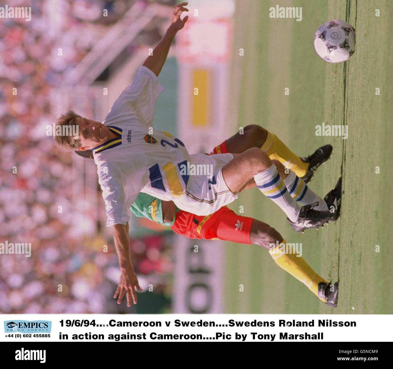 Calcio - Coppa del mondo FIFA USA 1994 - Gruppo B - Svezia contro Camerun - Rose Bowl, Pasadena. Gli svedesi Roland Nilsson in azione contro il Camerun Foto Stock