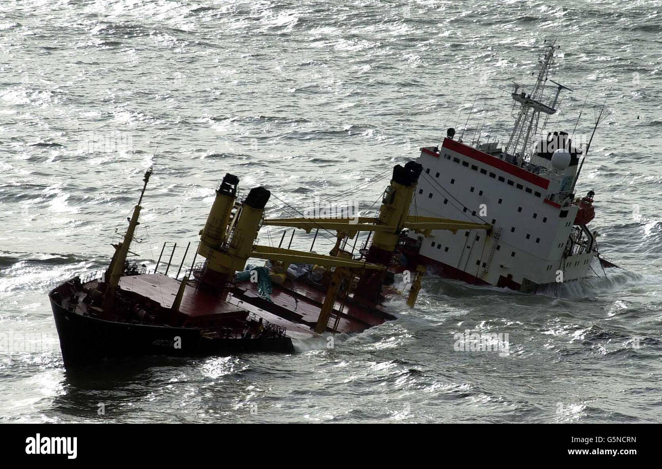 La petroliera Kodima, che trasportava legno, è bloccata al largo di Whitsand Bay, Cornovaglia, portando 450 tonnellate di olio combustibile, 55 tonnellate di gasolio marino e dieci tonnellate di olio lubrificante. * ... Il Kodima, che ha 16 forti equipaggi, è stato sollevato in sicurezza da un elicottero Royal Navy perso i suoi motori in onde montane a 16 miglia al largo della costa del Devon, ma non si pensa che sia in pericolo imediato di rottura. Un team di recupero la salirà alle 14:00 per valutare la situazione, ha detto l'Agenzia marittima e costiera. Foto Stock