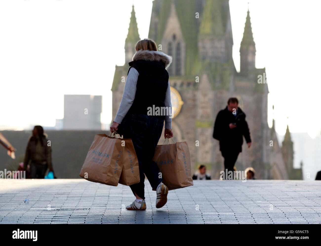 Gli acquirenti del periodo pre-natalizio si trovano oggi nel centro di Birmingham. Foto Stock