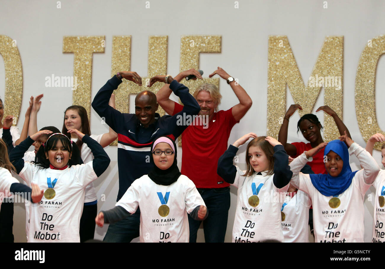 MO Farah, con l'aiuto di Sir Richard Branson, lancia il suo primo singolo al Westfield Shopping Centre, a White City, Londra, Il singolo del runner "Do the Mobot", con fan e celebrità che mostrano le loro mosse e spera di rendere il Natale numero uno con 28p da ogni acquisto che va alla Fondazione Mo Farah, per contribuire a costruire un orfanotrofio in Africa orientale nel 2013. Foto Stock