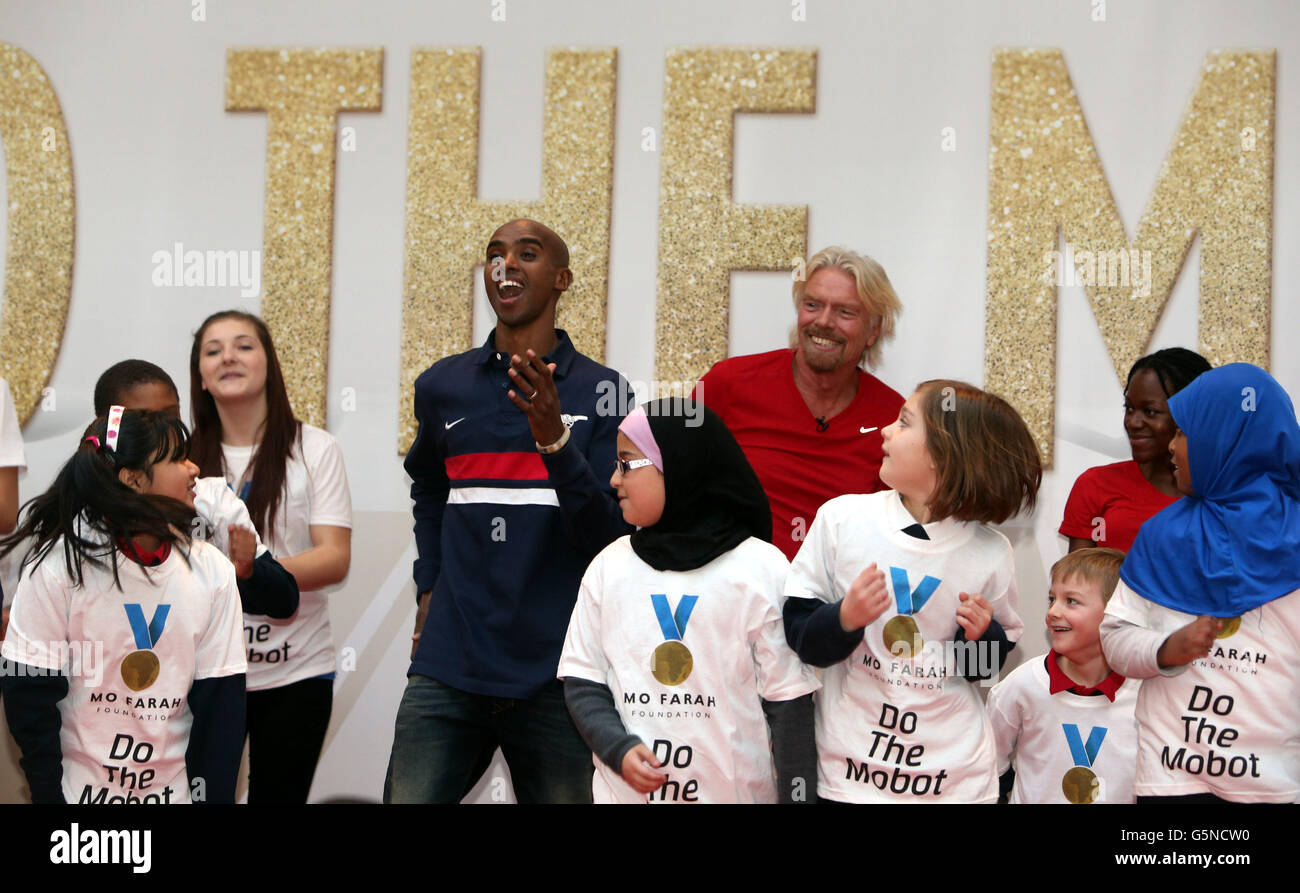 MO Farah, con l'aiuto di Sir Richard Branson, lancia il suo primo singolo al Westfield Shopping Centre, a White City, Londra, Il singolo del runner "Do the Mobot", con fan e celebrità che mostrano le loro mosse e spera di rendere il Natale numero uno con 28p da ogni acquisto che va alla Fondazione Mo Farah, per contribuire a costruire un orfanotrofio in Africa orientale nel 2013. Foto Stock