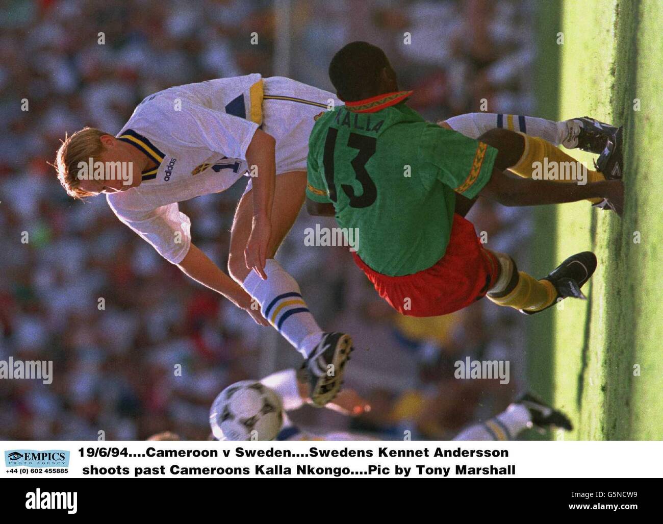Calcio - Coppa del mondo FIFA USA 1994 - Gruppo B - Svezia / Camerun - Rose Bowl, Pasadena. La svedese Kennett Andersson spara davanti a Cameroons Kalla Nkongo Foto Stock