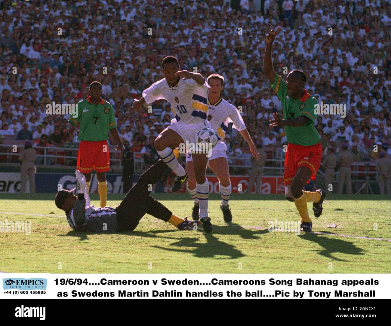 Calcio - Coppa del mondo FIFA USA 1994 - Gruppo B - Svezia / Camerun - Rose Bowl, Pasadena. Cameroons Song Bahanag si appella come Swedens Martin Dahlin gestisce la palla Foto Stock