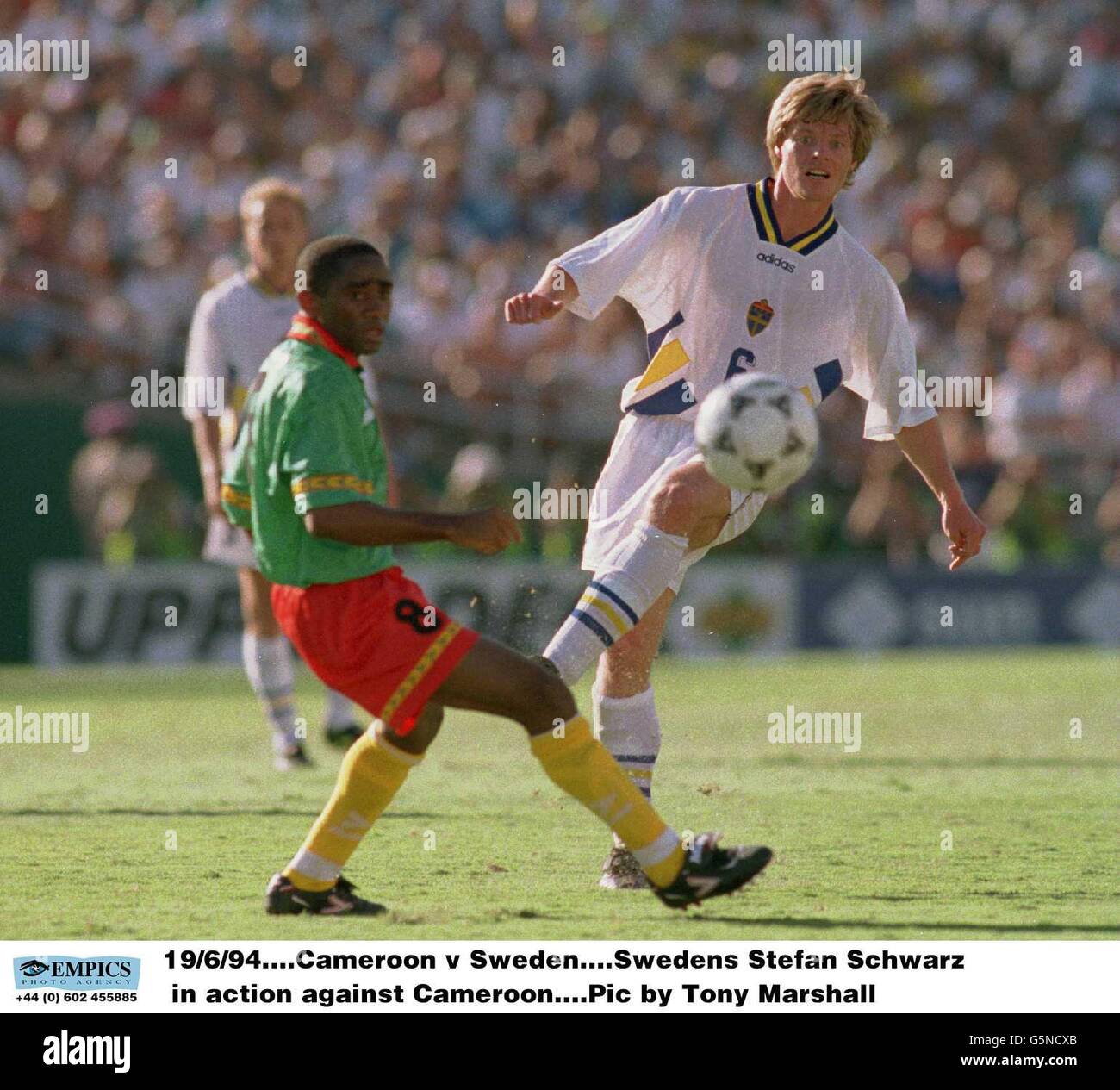 Calcio - Coppa del mondo FIFA USA 1994 - Gruppo B - Svezia contro Camerun - Rose Bowl, Pasadena. Stefan Schwarz svedese in azione contro il Camerun Foto Stock