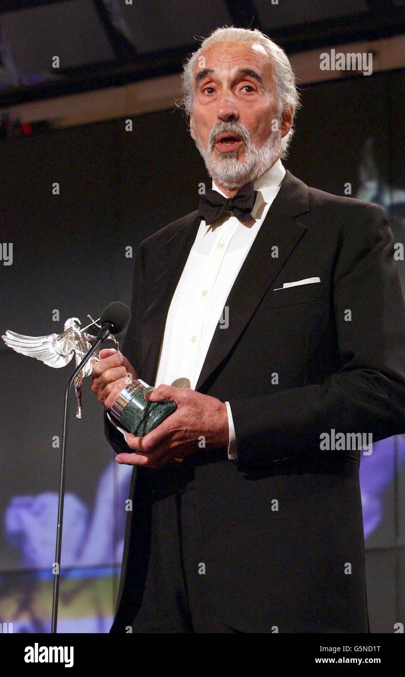 L'attore Christopher Lee con il suo Special Achievement Award durante il Evening Standard Film Awards 2002 al Savoy di Londra. I premi annuali riconoscono i risultati ottenuti nel cinema locale negli ultimi 12 mesi. * ... e sono stati ospitati quest'anno dal comico Jack Dee. La cerimonia sarà proiettata su Carlton Television. Foto Stock