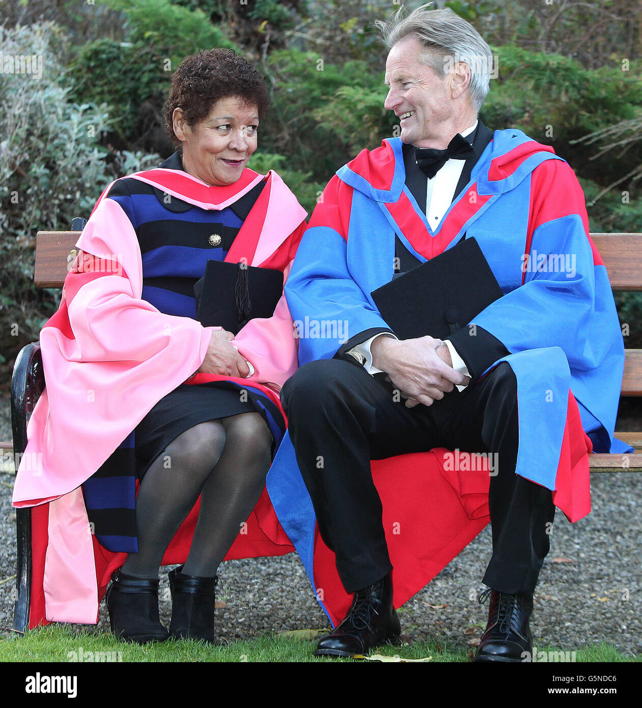 Christine Buckley e il drammaturgo Sam Shepard, attivista di L-R per l'abuso di clericale, ricevono i diplomi di onorario al Trinity College di Dublino, Irlanda. Foto Stock